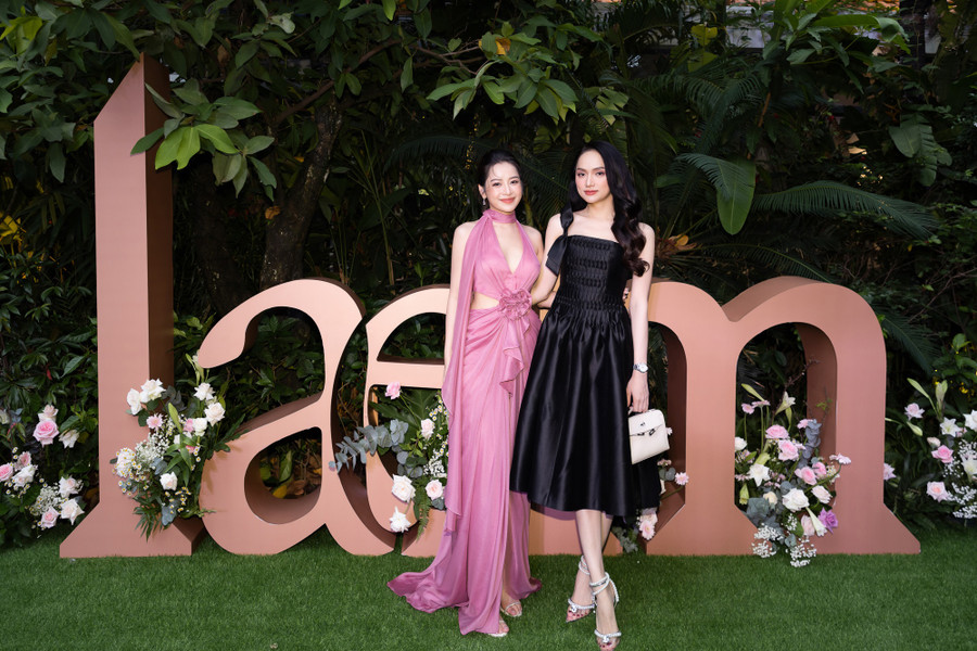 Góp mặt trong sự kiện của mỹ nhân sinh năm 1993 đều là những đồng nghiệp thân thiết trong giới showbiz và những bạn thân của cô. Hoa hậu Hương Giang diện váy đen quyến rũ đến chúc mừng Chi Pu