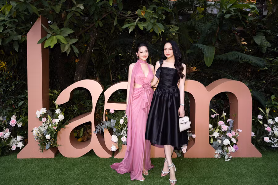Góp mặt trong sự kiện của mỹ nhân sinh năm 1993 đều là những đồng nghiệp thân thiết trong giới showbiz và những bạn thân của cô. Hoa hậu Hương Giang diện váy đen quyến rũ đến chúc mừng Chi Pu