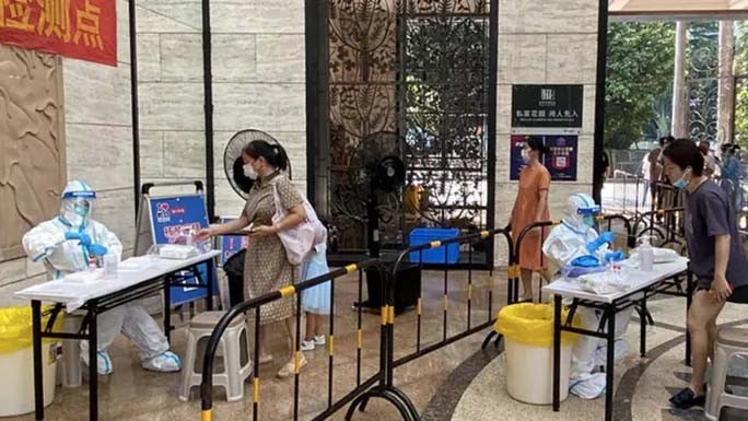 Trung Quốc phong toả Thâm Quyến, đối phó các đợt bùng phát Covid-19 dữ dội. Ảnh: Reuters Trung Quốc phong toả Thâm Quyến, đối phó các đợt bùng phát Covid-19 dữ dội. Ảnh: Reuters