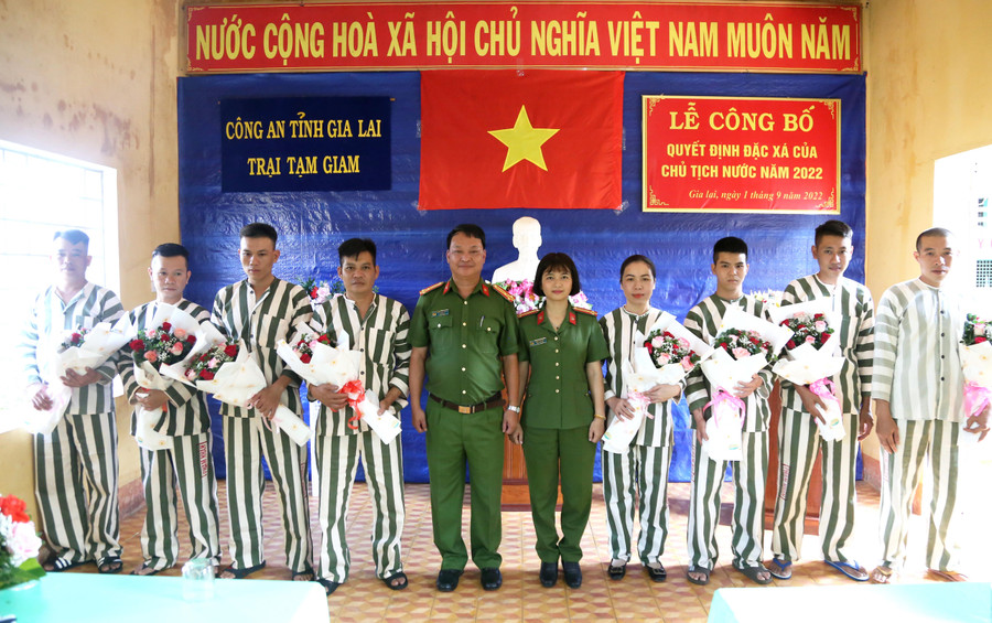 Trung tá Ksor H’Bơ Khắp – Phó Giám đốc Công an tỉnh và Thượng tá Trần Văn Thanh- Giám thị Trại tạm giam Công an tỉnh chúc mừng các phạm nhân được Chủ tịch nước đặc xá tha tù trước thời hạn