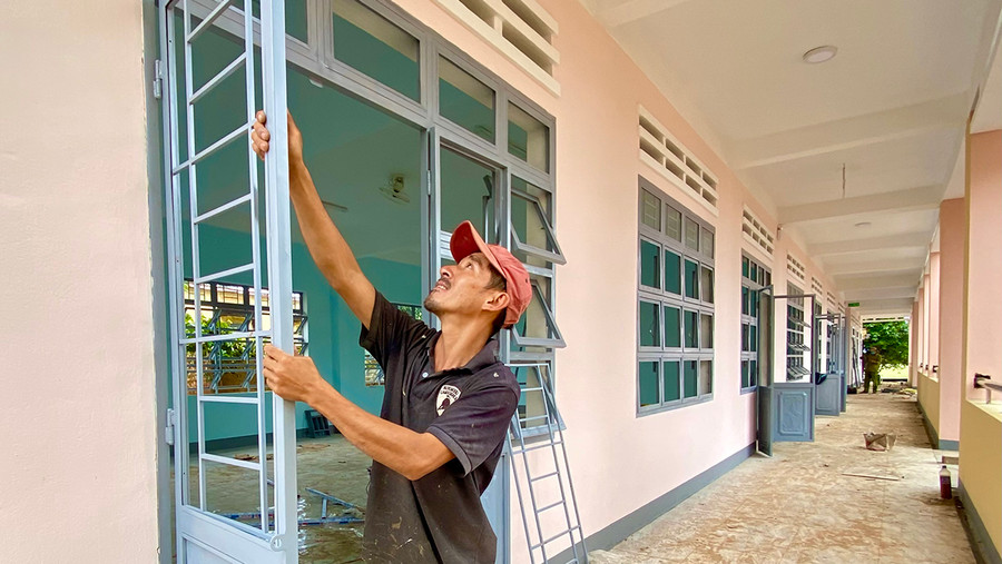 Công trình Trường Tiểu học Ngô Mây (xã Ia Kla, huyện Đức Cơ) được đơn vị thi công đẩy nhanh tiến độ hoàn thành những hạng mục cuối cùng để đưa vào sử dụng trong năm học 2022-2023. Ảnh: Hà Duy  Công trình Trường Tiểu học Ngô Mây (xã Ia Kla, huyện Đức Cơ) được đơn vị thi công đẩy nhanh tiến độ hoàn thành những hạng mục cuối cùng để đưa vào sử dụng trong năm học 2022-2023. Ảnh: Hà Duy