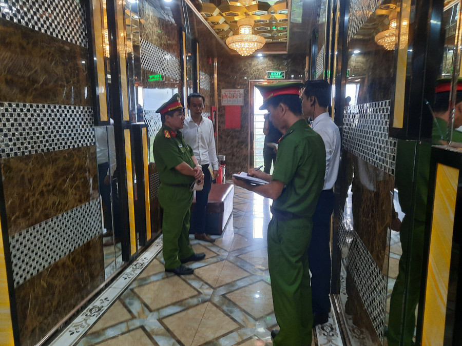 Lực lượng chức năng kiểm tra an toàn về PCCC tại quán karaoke Paradise. Ảnh: Lê Anh