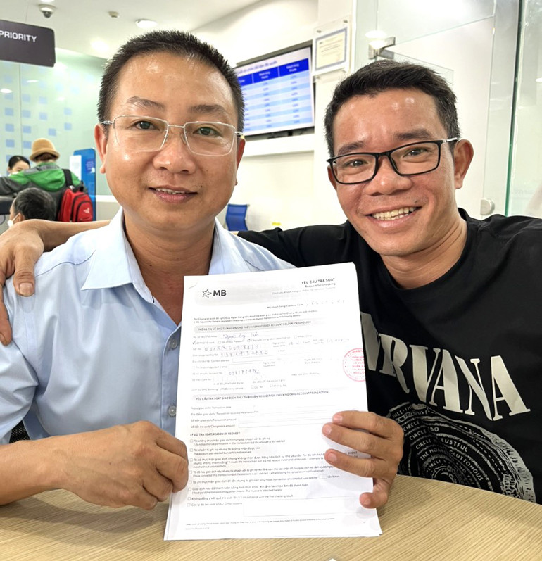 Ông Trần Quốc Toàn làm các thủ tục chuyển trả lại số tiền 2 tỷ đồng mà anh Nguyễn Huy Duẩn chuyển nhầm vào tài khoản của mình. Ảnh nguồn baolamdong.vn)