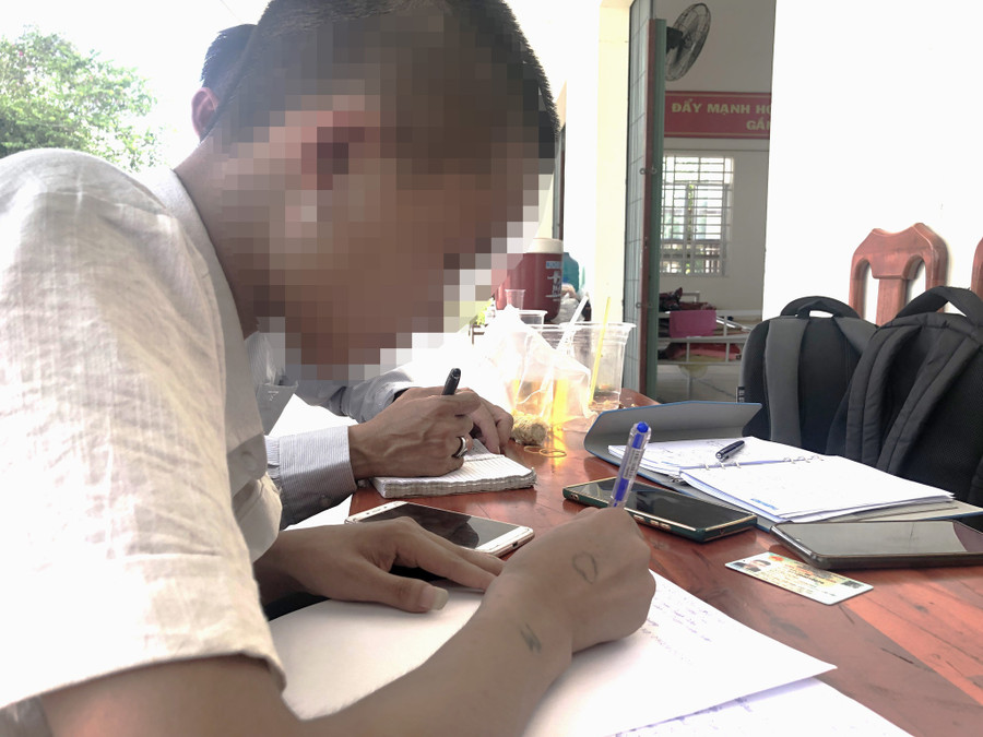 L.V.H. (18 tuổi, quê Lai Châu) khai báo về quá trình lao động tại Campuchia. Ảnh: Trần Ngọc