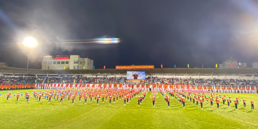 Hàng trăm người tham gia màn đồng diễn tại lễ khai mạc. Ảnh: Minh Thi