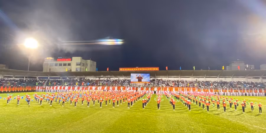 Hàng trăm người tham gia màn đồng diễn tại lễ khai mạc. Ảnh: Minh Thi