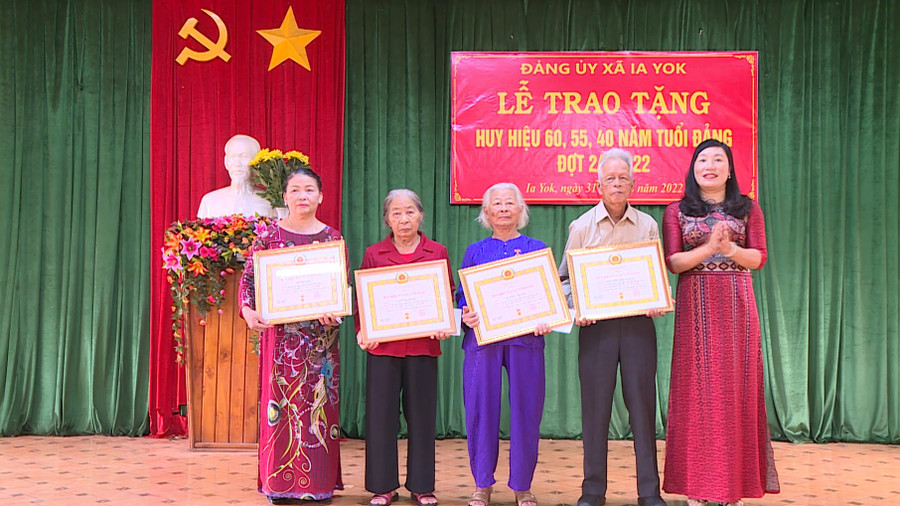 Ia Grai: Trao Huy hiệu Đảng cho 24 đảng viên ảnh 1 Đồng chí Nguyễn Thị Lành-Phó Bí thư Thường trực huyện ủy, trao huy hiệu Đảng cho đảng viên xã Ia Yok. Ảnh: Phương Lộc