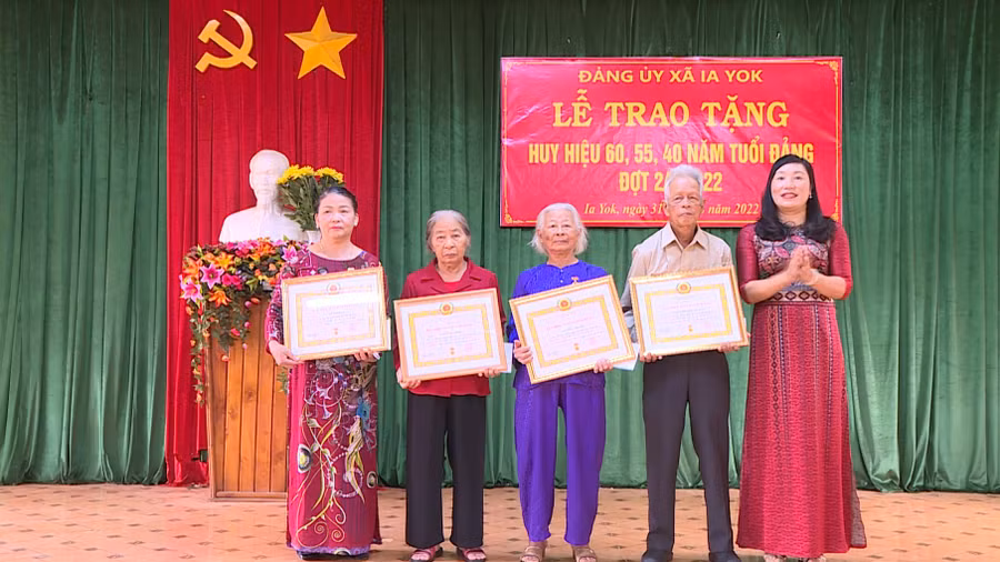 Đồng chí Nguyễn Thị Lành-Phó Bí thư Thường trực huyện ủy, trao huy hiệu Đảng cho đảng viên xã Ia Yok. Ảnh: Phương Lộc