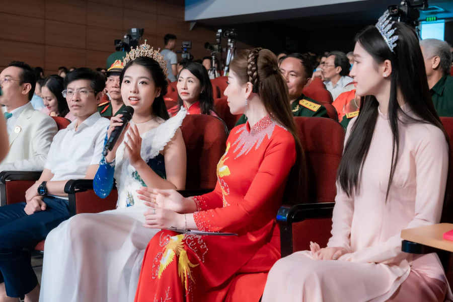 Gia Hân tự tin giao lưu bằng tiếng Anh trong chương trình. Ảnh: NVCC