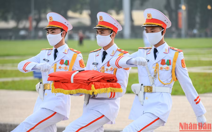 Các chiến sĩ mang Quốc kỳ tiến về phía cột cờ chuẩn bị thực hiện nghi lễ.