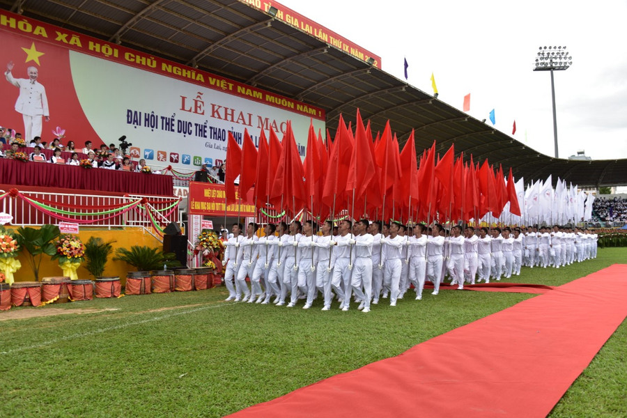 Đoàn rước hồng kỳ thể hiện khí thế của Đại hội Thể dục thể thao tỉnh Gia Lai lần thứ IX-2022. Ảnh: Đức Thuỵ