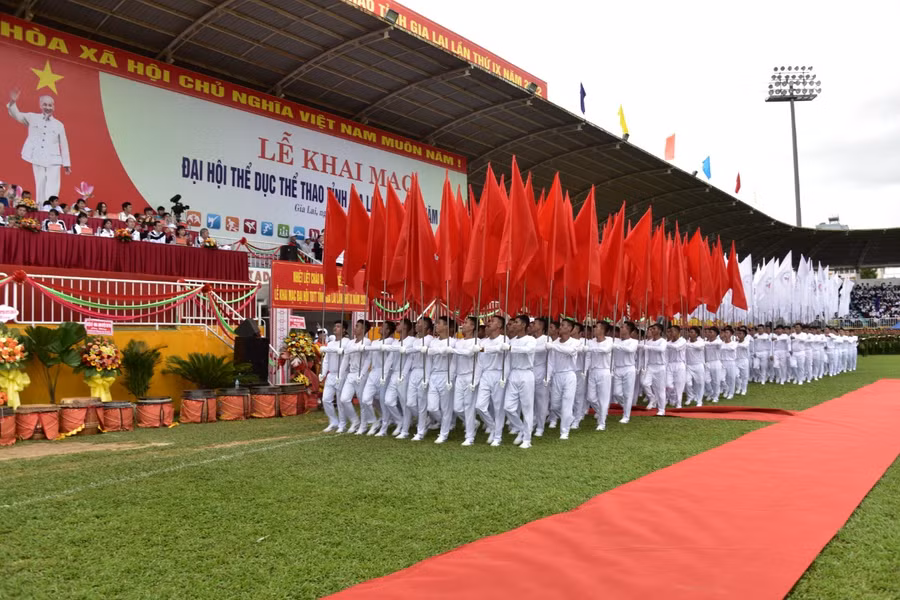 Đoàn rước hồng kỳ thể hiện khí thế của Đại hội Thể dục thể thao tỉnh Gia Lai lần thứ IX-2022. Ảnh: Đức Thuỵ