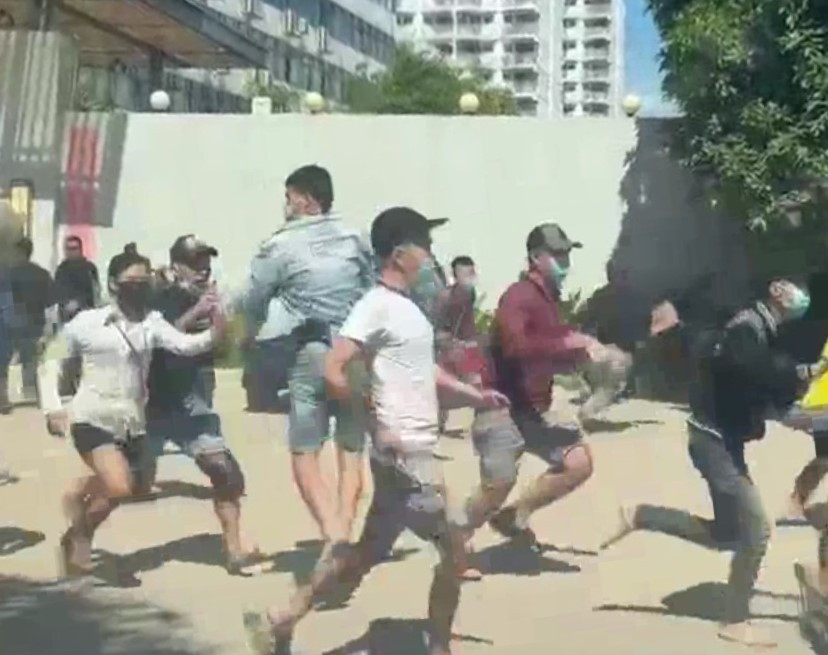 Thời gian qua, nhiều thanh niên bị lừa sang Campuchia với lời dụ ngọt "việc nhẹ, lương cao". Trong ảnh: Nhóm thanh niên bỏ chạy từ Casino Rich World, thuộc ấp Chrey Thum, xã Sampeou Poun, huyện Kaoh Thom, tỉnh Kandal (Vương quốc Campuchia) bơi qua sông Bình Di về Việt Nam hồi 18/8. Ảnh: Cắt từ Clip bạn đọc cung cấp. Thời gian qua, nhiều thanh niên bị lừa sang Campuchia với lời dụ ngọt