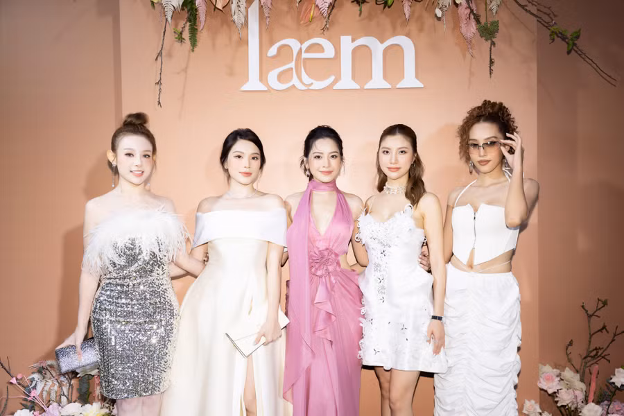 Chi Pu nổi bật trong chiếc váy hồng, đọ sắc cùng hội bạn thân thiết đều là những hot girl nổi tiếng một thời.