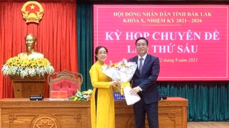 Đồng chí Nguyễn Đình Trung, Ủy viên Trung ương Đảng, Bí thư Tỉnh ủy Đắk Lắk tặng hoa chúc mừng tân Chủ tịch Hội đồng nhân dân tỉnh Đắk Lắk Huỳnh Thị Chiến Hòa.
