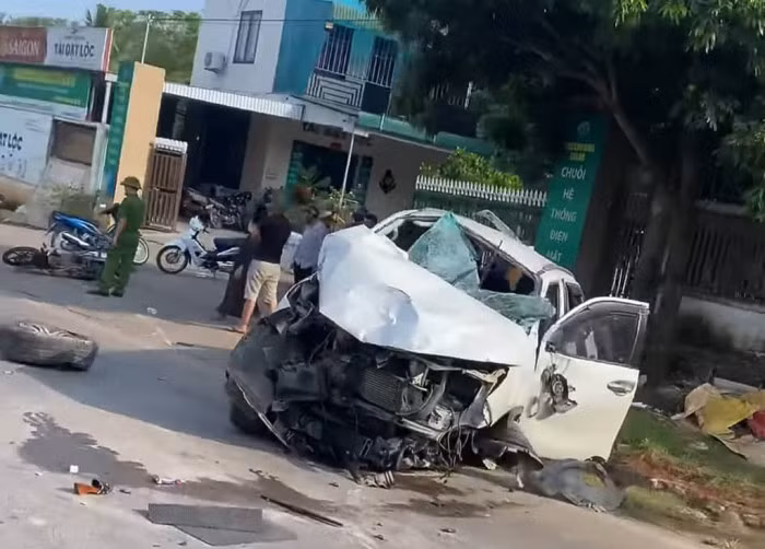 Vụ tai nạn giao thông khiến chiếc ô tô bị biến dạng. Ảnh nguồn congannhandan.com.vn