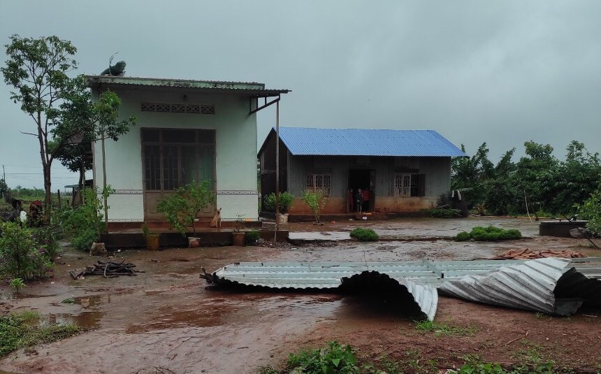 Một số ngôi nhà ở xã Ia Tiêm (huyện Chư Sê) bị tốc mái. Ảnh người dân cung cấp