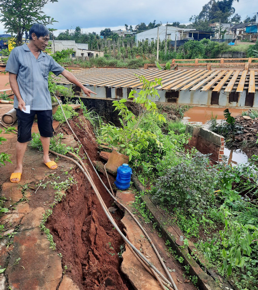 Mưa lớn đã làm sạt lở bờ kè dài gần 25 mét của gia đình ông Võ Tấn Tài. Ảnh: Hà Phương