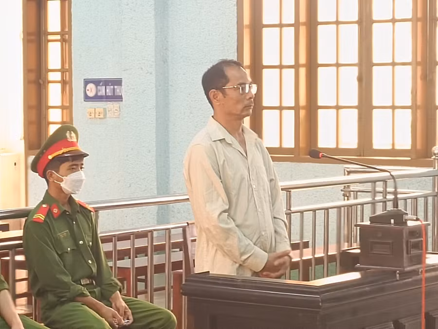 Bị cáo Phong tại phiên tòa. Ảnh: RÔ HOK