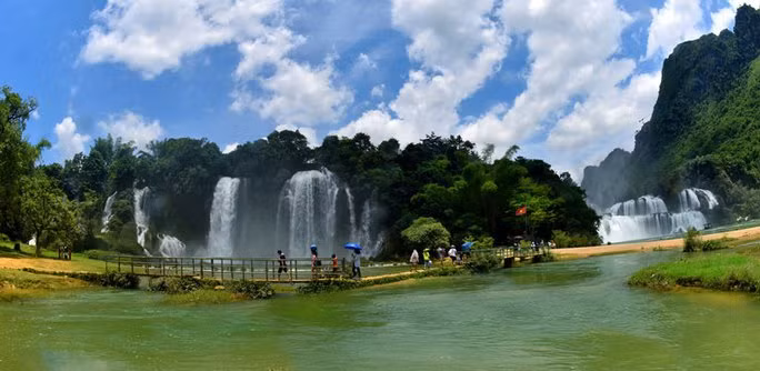 Thác Bản Giốc (tỉnh Cao Bằng). Ảnh: NINH MẠNH THẮNG (tỉnh Ninh Bình)