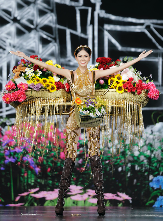  Bộ trang phục lấy cảm hứng từ bốn mùa hoa Hà Nội