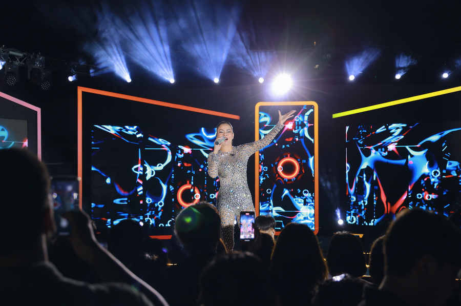 Sau khi ổn định cuộc sống tại Singapore với chồng con, Thu Minh dần trở lại hoạt động nghệ thuật. Nữ ca sĩ tái xuất trong nhiều sự kiện âm nhạc với nhan sắc ngày càng mặn mà cùng chất giọng lôi cuốn. Ảnh: BTC Sau khi ổn định cuộc sống tại Singapore với chồng con, Thu Minh dần trở lại hoạt động nghệ thuật. Nữ ca sĩ tái xuất trong nhiều sự kiện âm nhạc với nhan sắc ngày càng mặn mà cùng chất giọng lôi cuốn. Ảnh: BTC