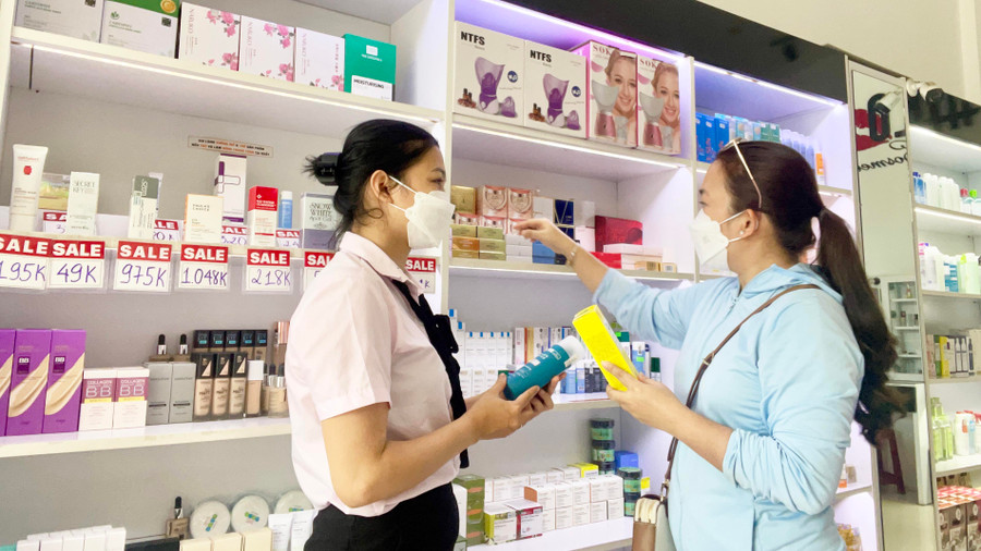 Việc bán đa dạng các loại mỹ phẩm chính hãng sẽ giúp người tiêu dùng có nhiều sự lựa chọn. Ảnh: Vũ Thảo