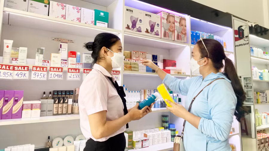 Việc bán đa dạng các loại mỹ phẩm chính hãng sẽ giúp người tiêu dùng có nhiều sự lựa chọn. Ảnh: Vũ Thảo