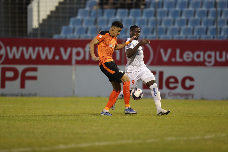 Đà Nẵng (trái) thua trận thứ 4 liên tiếp. Ảnh: Đông Nghi