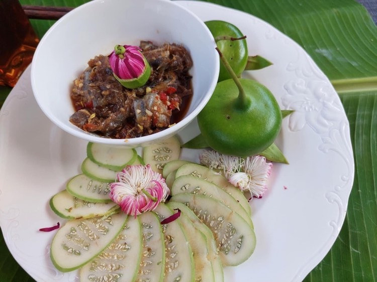  Bần có vị chát, chua. Người miền Tây có thói quen chèo ghe hái bần sống chấm muối ớt hoặc cắt lát nhỏ ăn kèm mắm cá sặc, cá linh... Bông bần cũng ăn được, khi có thể làm gỏi tôm thịt. Cây bần sống ven sông, giữ đất và là nơi tôm cá trú ngụ