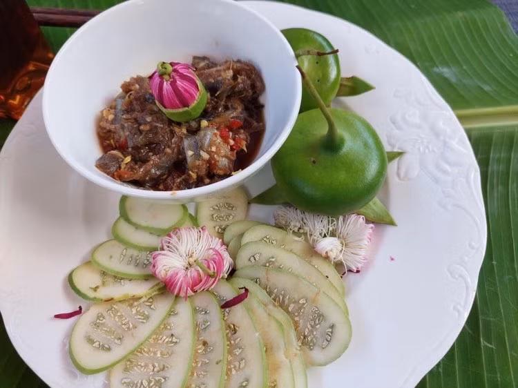  Bần có vị chát, chua. Người miền Tây có thói quen chèo ghe hái bần sống chấm muối ớt hoặc cắt lát nhỏ ăn kèm mắm cá sặc, cá linh... Bông bần cũng ăn được, khi có thể làm gỏi tôm thịt. Cây bần sống ven sông, giữ đất và là nơi tôm cá trú ngụ