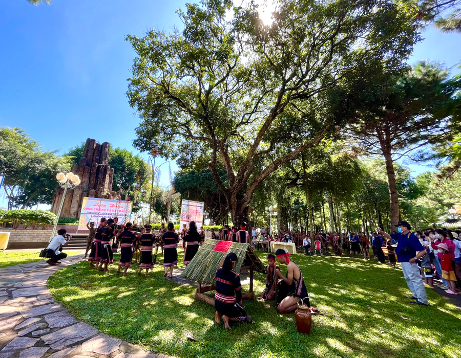 Gia Lai: Doanh thu du lịch trong kỳ nghỉ lễ ước đạt 8,8 tỷ đồng ảnh 1 Hoạt động biểu diễn cồng chiêng tại Quảng trường Đại Đoàn Kết (TP. Pleiku) thu hút đông đảo du khách. Ảnh: Phương Vi