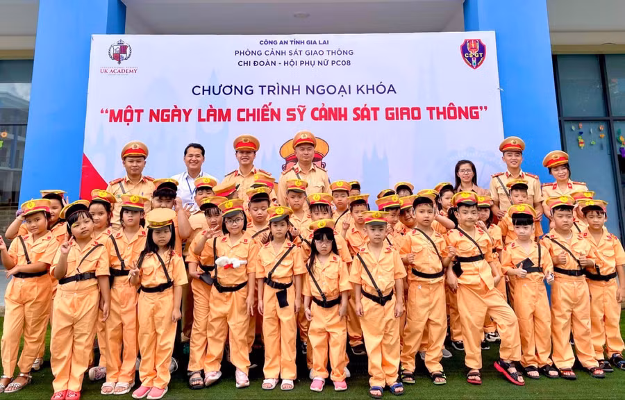 Chương trình ngoại khoá “Một ngày làm Chiến sĩ Cảnh sát giao thông” cho các em học sinh tại trường UKA Gia Lai. Ảnh: Lê Anh