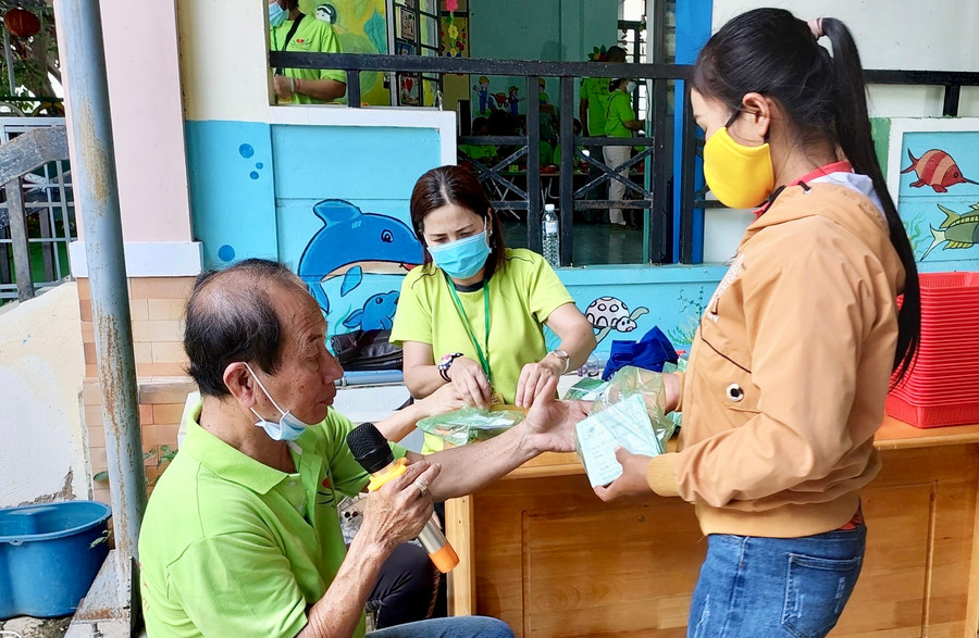 Các bác sĩ Đoàn bác sĩ Tâm Việt TP. Hồ Chí Minh phát thuốc cho người dân. Ảnh: Lê Đức Lâu Các bác sĩ Đoàn bác sĩ Tâm Việt TP. Hồ Chí Minh phát thuốc cho người dân. Ảnh: Lê Đức Lâu