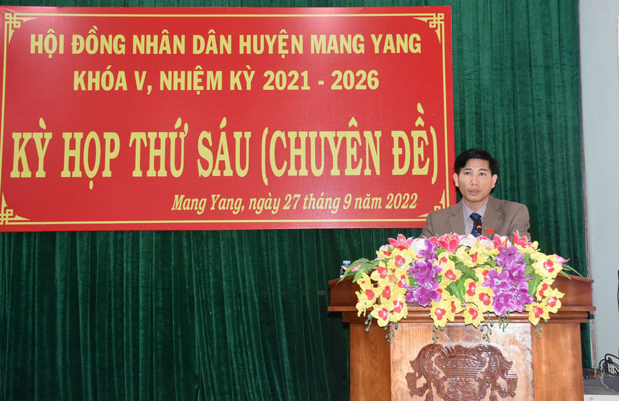 Ông Trần Đình Hiệp-Tỉnh ủy viên, Bí thư Huyện ủy, Chủ tịch HĐND huyện phát biểu khai mạc kỳ họp. Ảnh: Hà Phương