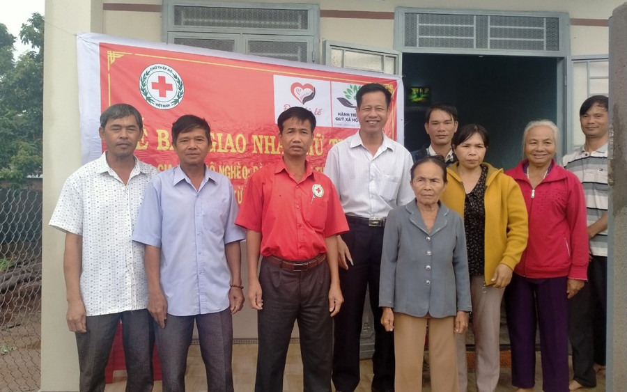 Quang cảnh lễ bàn giao nhà “Chữ thập đỏ” cho bà Nguyễn Thị Thuận. Ảnh: Nguyễn Tiến
