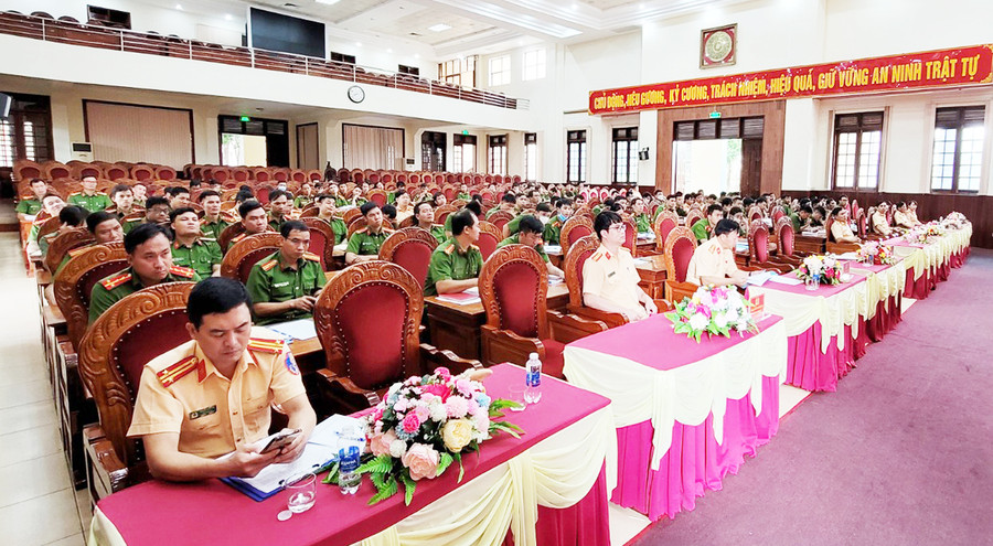 Tập huấn cho Công an xã, phường đăng ký, cấp biển số phương tiện giao thông ảnh 1 Thượng tá Lương Thị Thu Quỳnh-Trưởng phòng Cảnh sát giao thông Công an tỉnh phát biểu khai mạc hội nghị tập huấn. Ảnh: Lê Ánh