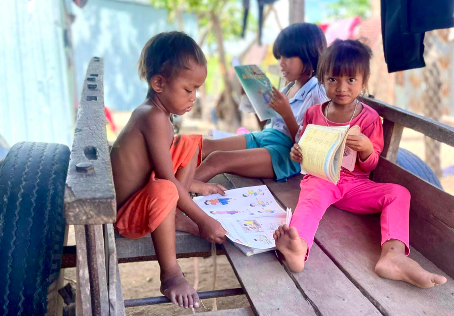 Chuyện học hành của trẻ em ở cụm dân cư tự phát Suối Cạn bị bỏ bê theo cuộc mưu sinh của người lớn. Ảnh: Minh Nguyễn