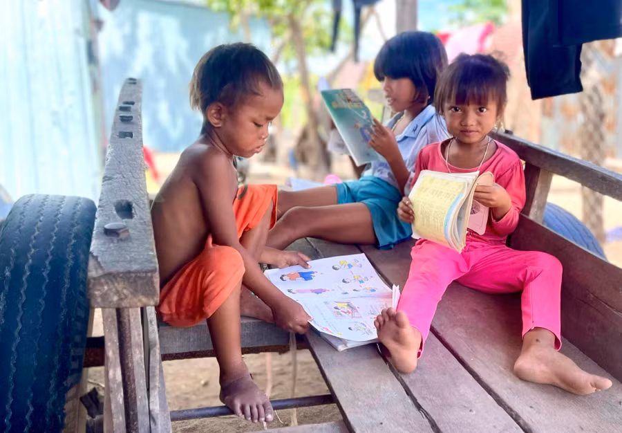 Chuyện học hành của trẻ em ở cụm dân cư tự phát Suối Cạn bị bỏ bê theo cuộc mưu sinh của người lớn. Ảnh: Minh Nguyễn