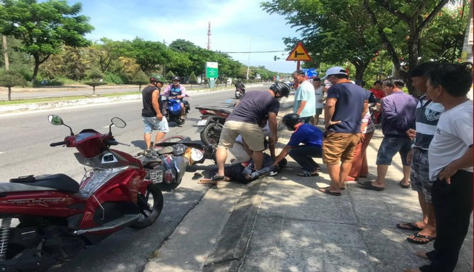 Sinh bị các trinh sát bắt khi đang đi đang lưu thông trên tuyến đường mà mình gây ra 2 vụ cướp trước đó Sinh bị các trinh sát bắt khi đang đi đang lưu thông trên tuyến đường mà mình gây ra 2 vụ cướp trước đó