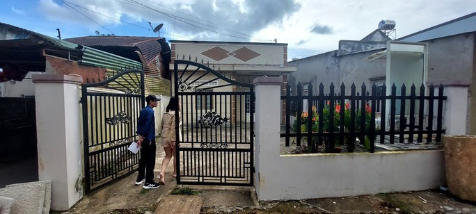 Căn nhà cấp 4, ông Quang thuê lại của người dân tại TP Bảo Lộc làm cơ sở chữa bệnh chui. Căn nhà cấp 4, ông Quang thuê lại của người dân tại TP Bảo Lộc làm cơ sở chữa bệnh chui.