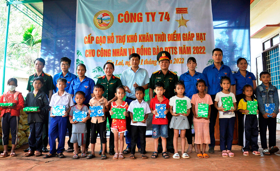 Đoàn thanh niên Công ty tặng quà cho các em học sinh nghèo trước khi bước vào năm học mới. Ảnh: Vĩnh Hoàng Đoàn thanh niên Công ty tặng quà cho các em học sinh nghèo trước khi bước vào khai giảng năm học mới. Ảnh: Vĩnh Hoàng