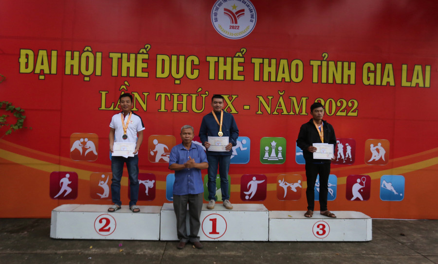 Các VĐV nam ở môn Cờ vua nhận huy chương của Ban tổ chức. Ảnh: Văn Ngọc Các VĐV nam ở môn Cờ vua nhận huy chương của Ban tổ chức Ảnh Văn Ngọc