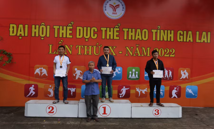 Các VĐV nam ở môn Cờ vua nhận huy chương của Ban tổ chức Ảnh Văn Ngọc 