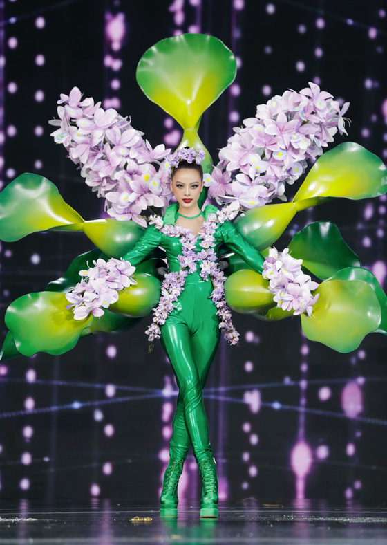 Bộ trang phục lấy cảm hứng từ hoa lục bình