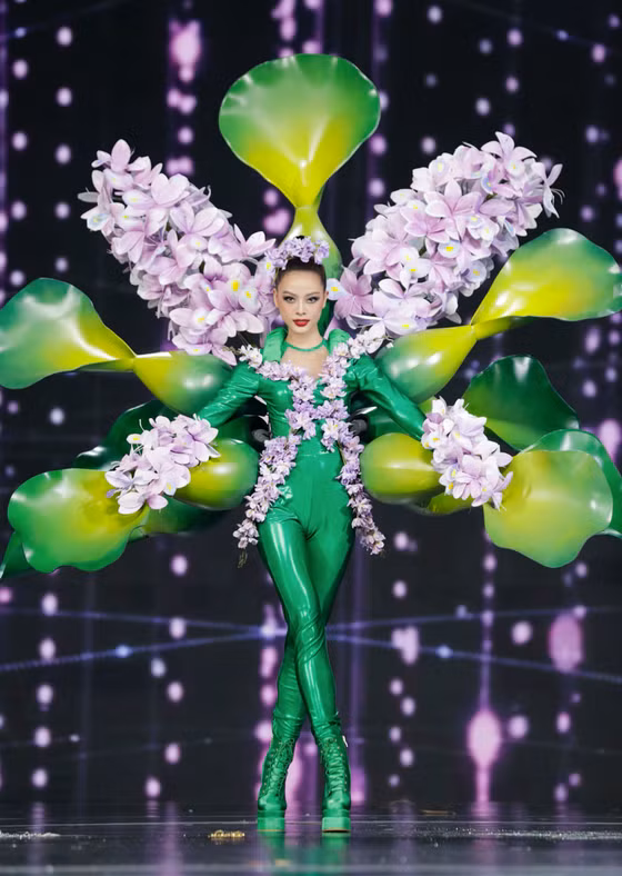 Bộ trang phục lấy cảm hứng từ hoa lục bình