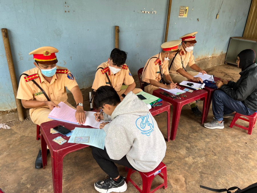 CSGT lập biên bản xử lý vi phạm của phượt thủ. Ảnh: A.T