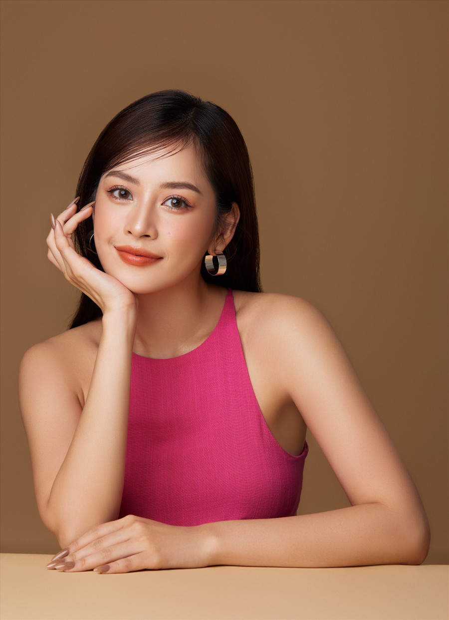 Tuy sử dụng layout chụp chân dung đơn giản, Chi Pu vẫn khoe trọn vẻ đẹp rạng rỡ. Nữ ca sĩ, diễn viên thể hiện khả năng biến hóa của mình với 4 phong cách: sang trọng, trẻ trung, cá tính, và quyến rũ trong cùng một bộ hình.