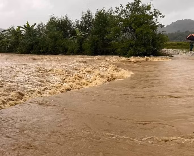  Mưa lũ khiến nhiều tuyến đường ở Nghệ An bị chia cắt