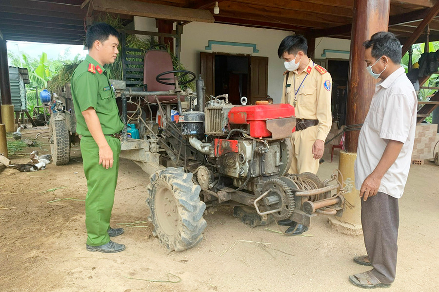  Lực lượng Công an huyện Phú Thiện thường xuyên xuống cơ sở để vận động, nhắc nhở người dân chấp hành các quy định của pháp luật khi tham gia giao thông. Ảnh: R.H
